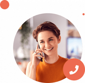 Lächelnde Person telefoniert, umgeben von moderner Büroeinrichtung.