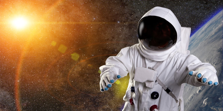 Ein Astronaut schwebt im Weltraum vor einem Hintergrund aus Sternen und einem Planeten, beleuchtet von einer hellen Sonne links im Bild.