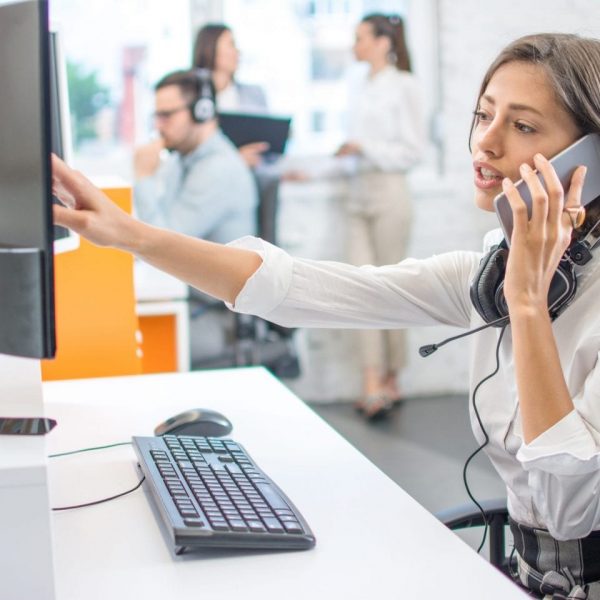 Telefonieren-im-Open-Space-scaled Menschen Büro